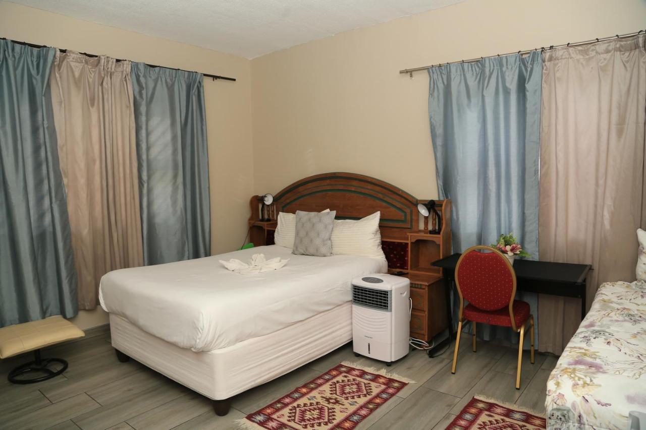 Coco Palm Bed & Breakfast Windhoek Buitenkant foto